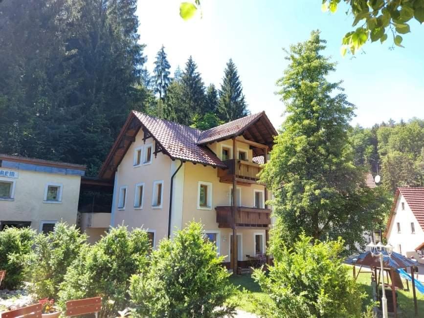 Gasthof Restaurant Jamas Hotell Pottenstein Exteriör bild